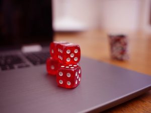 De ce joacă oamenii jocuri de cazino online?