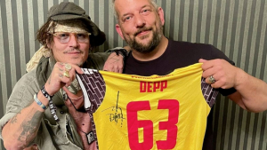Vedeta de la Hollywood, Johnny Depp, donează un tricou cu autograf unui club de volei