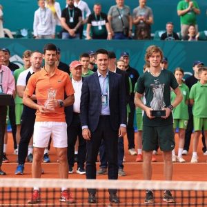 Novak Djokovic dă vina pe „boală” și își cere scuze mulțimii pentru ”covrigul” din setul final