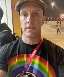 Reporterului din SUA i se refuză intrarea pe stadion, înainte de meciul cu Țara Galilor, pentru că a purtat un tricou curcubeu