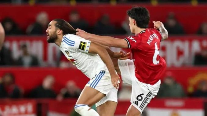 În meciul Manchester United – Leeds United, câștigat de Leeds cu scorul 2-1 la Old Trafford, fundașul argentinian Lisandro Martinez a primit cartonaș roșu