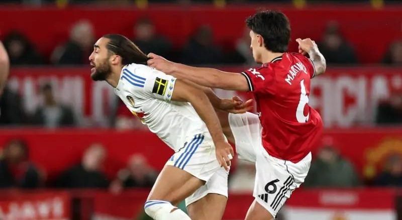 În meciul Manchester United – Leeds United, câștigat de Leeds cu scorul 2-1 la Old Trafford, fundașul argentinian Lisandro Martinez a primit cartonaș roșu